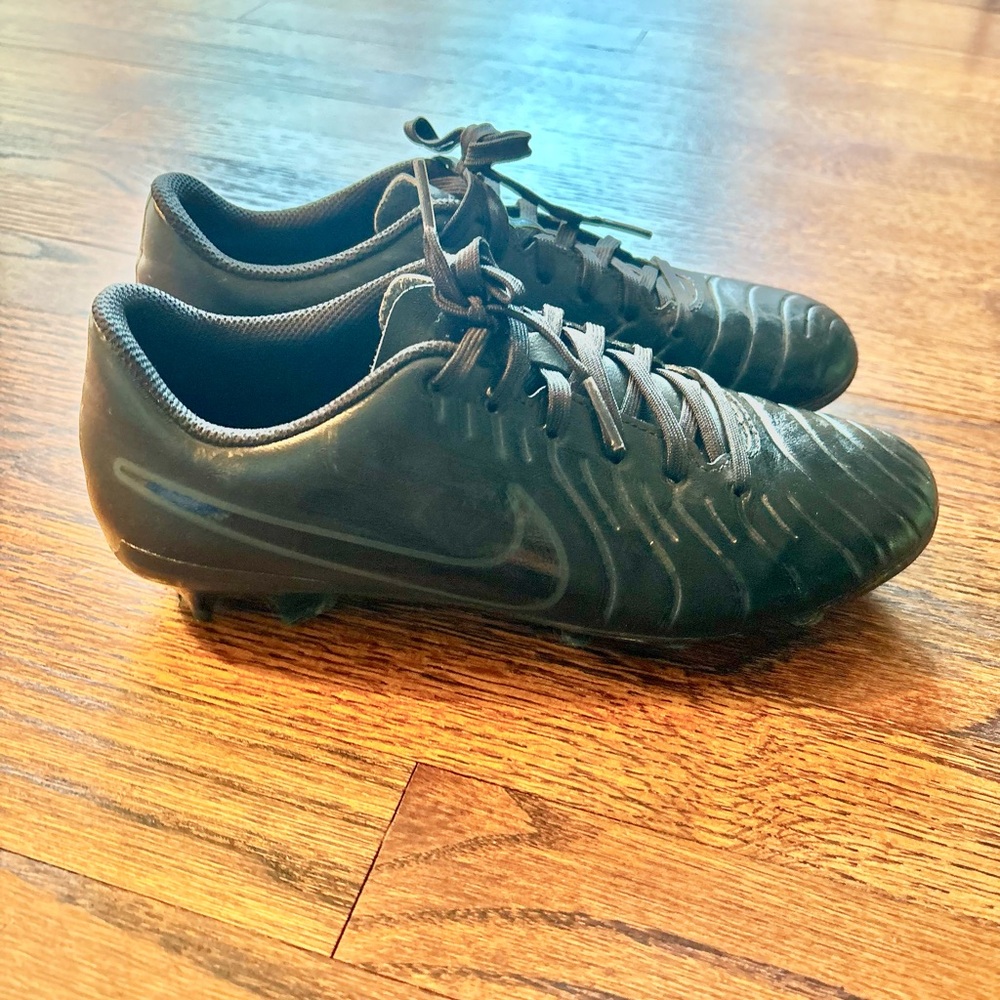 Nike Men’s/Boys Size 7 Black Soccer Cleats
